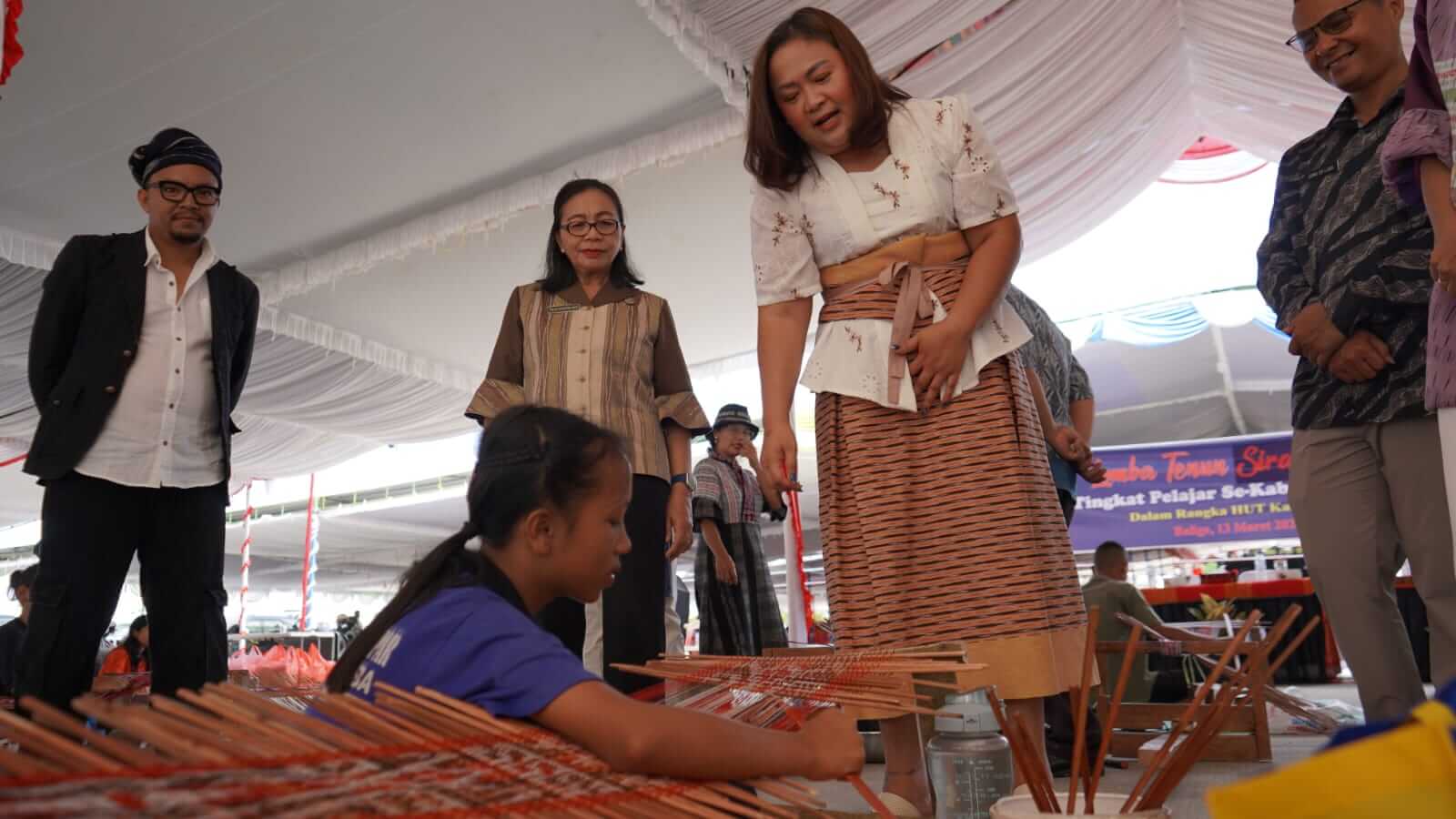 Lomba tenun sirat di HUT Toba Ke-27 Tahun