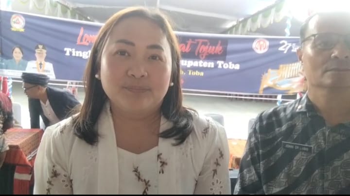 Ketua Dekranasda Kabupaten Toba, Ibu Astita Simanjuntak , istri Bupati Toba