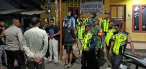 Babinsa Koramil 07/Cipayung Bersama Komduk Gelar Patroli Sahur, Ciptakan Keamanan dan Kondusivitas di Lubang Buaya