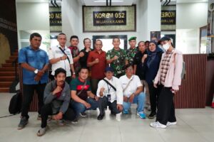 Korem 052/Wkr Salurkan THR dan Bingkisan Lebaran kepada Insan Media