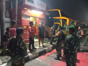 Patroli Malam, Koramil 04/Jati Asih Intensifkan Pemantauan Pemukiman Ditinggal Mudik