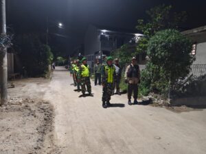 Koramil 01/Kranji Bersama Linmas dan Mitra Jaya, Patroli Rumah Warga yang Ditinggal Mudik
