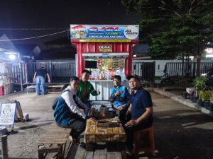 Ngopi Santai Bareng Ojol, Kanit Intelkam Polsek Teluknaga Tingkatkan Kamtibmas