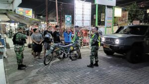 Patroli Gabungan Koramil 02/Pondok Gede dan Polsek Pondok Gede, Perkuat Kamtibmas Lewat Himbauan ke Warga