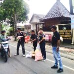 Kolaborasi Humanis Berbagi Takjil untuk Warga