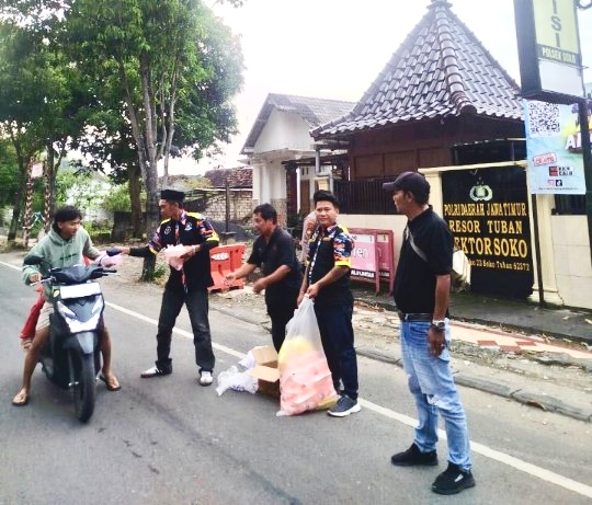 Foto: LSM GMBI dan Media membagikan ratusan takjil di depan mapolsek Soko Tuban
