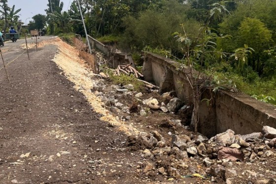 Foto: jalan poros Ngasem-jampet rusak parah,ambles.