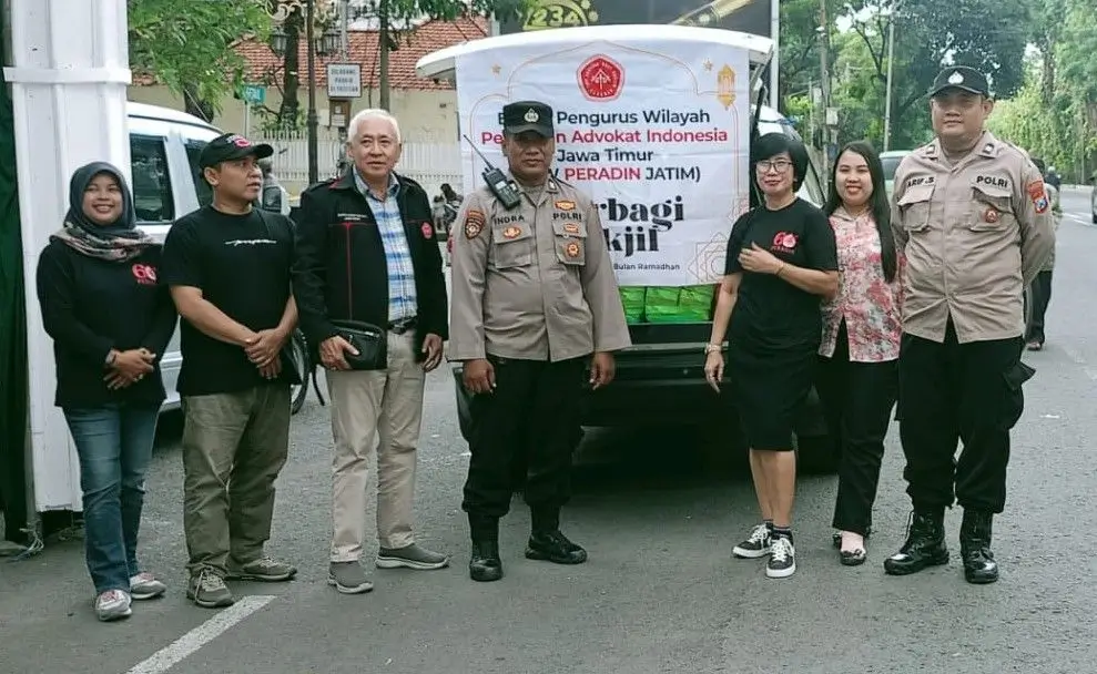 Berbagi Takjil Badan Pengurus Wilayah (BPW) Persatuan Advokat Indonesia (Peradin) Jawa Timur (Jatim) dipimpin langsung Ketua BPW Peradin Jatim, Bambang Rudiyanto.,S.H.,M.H dan Sekretaris BPW Peradin Jatim, Noveriana,.S.H beserta pengurus dan anggota.