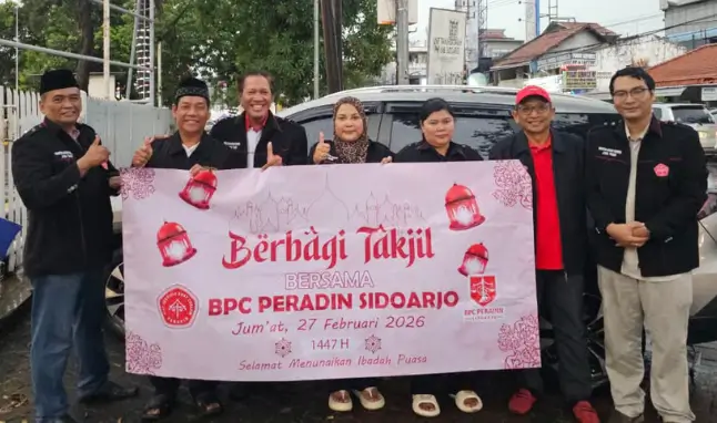 BPC Peradin Sidoarjo menggelar kegiatan berbagi takjil Ramadan pada 27 Februari 2026. Aksi ini berlangsung di depan Ramayana Sidoarjo, tepat menjelang waktu berbuka puasa