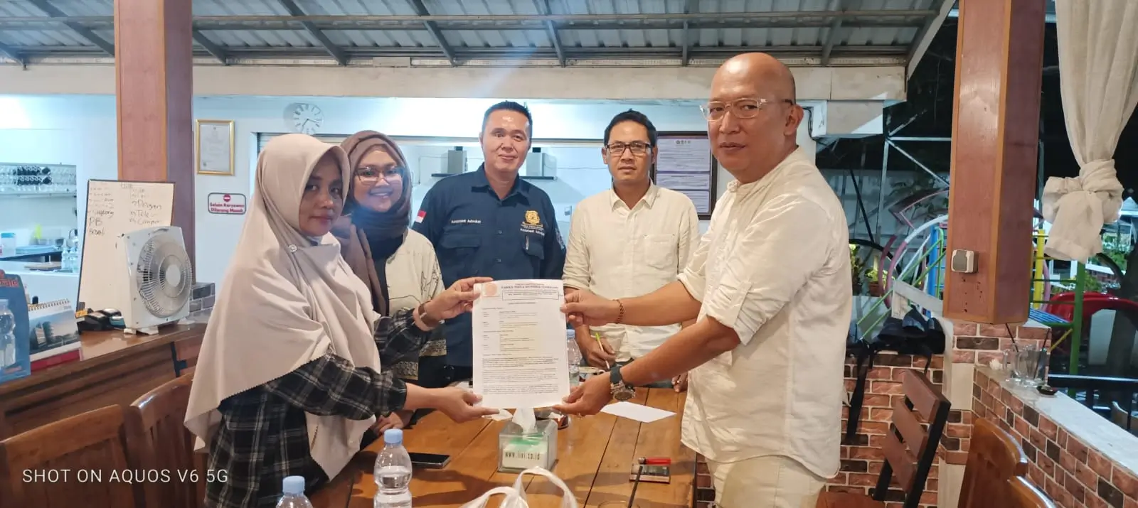 Pradityo Budi Utomo Direktur PT Notojoyo Nusantara Menunjukam Surat Kesepakatan Bersama Dengan Ani Latifah Selaku Korban Disaksikan Perwakilan LBH CAKRAM