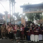 Berbagi Takjil Ramadan SMPN 25 Surabaya Tanamkan Kepedulian Sosial