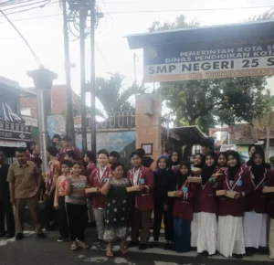Berbagi Takjil Ramadan SMPN 25 Surabaya Tanamkan Kepedulian Sosial