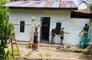 Personel TMMD Ke-127 Kodim 1514/Morotai Laksanakan Pengecatan RTLH di Desa Mandiri