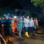 Kodim 0507/Bekasi Bersama Tim SAR Gabungan Lakukan Evakuasi Korban Longsor di TPST Bantar Gebang