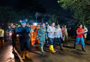 Kodim 0507/Bekasi Bersama Tim SAR Gabungan Lakukan Evakuasi Korban Longsor di TPST Bantar Gebang