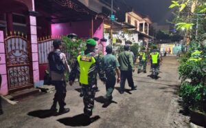 Antisipasi Kejahatan Saat Idul Fitri, Koramil 01/Kranji Bersama Linmas Patroli Keliling Pemukiman