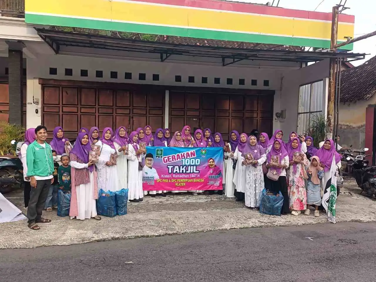 Ketua Perempuan Bangsa Kabupaten Klaten, Yayuk Madayani SAg, yang akrab disapa Bu Yayuk, memimpin langsung gerakan berbagi takjil Ramadhan sebanyak 1000 paket untuk masyarakat dan pengguna jalan