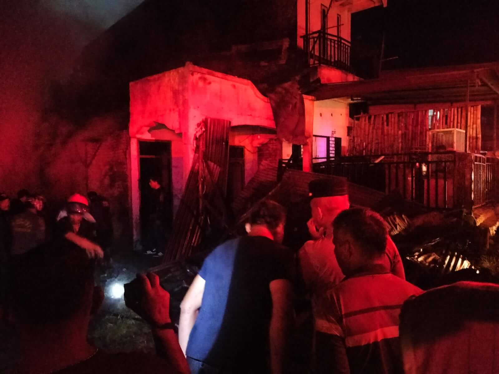 Kebakaran hebat melanda 1 Unit Rumah Semi Permanen, 1 Unit Gudang/Garasi dan 2 Unit Kendaraan Roda 4 di Dusun III Tanutur Desa Sigumpar Kecamatan Sigumpar Kabupaten Toba
