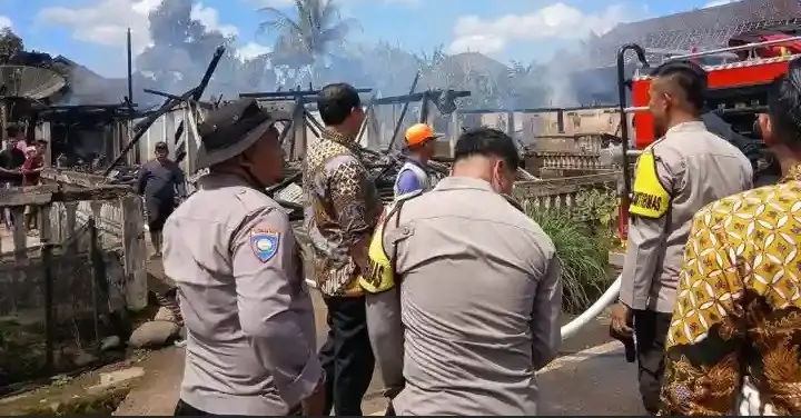 Kebakaran Desa Gedung Wani Bupati OKU Selatan Tinjau