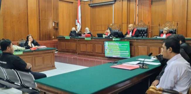 Foto: Suasana sidang kasus pembacokan di Pengadilan Negeri Surabaya dengan terdakwa Afandi dan saksi korban