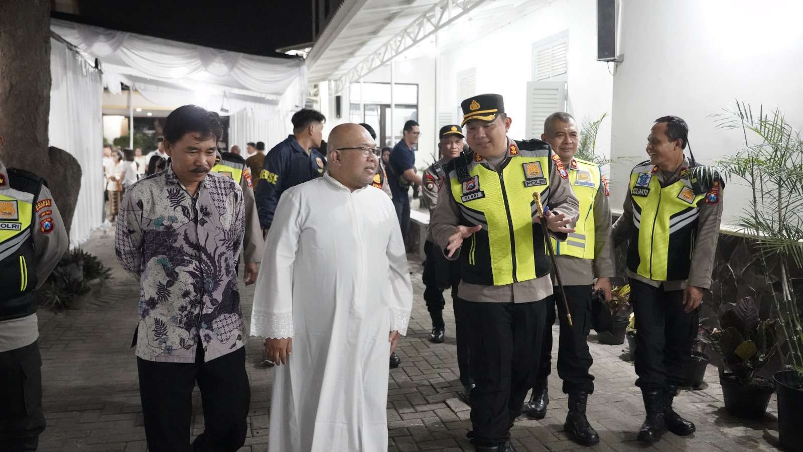 Foto: Kapolres Mojokerto Kota memimpin patroli pengamanan di Gereja Santo Yosef jelang perayaan Paskah 2026