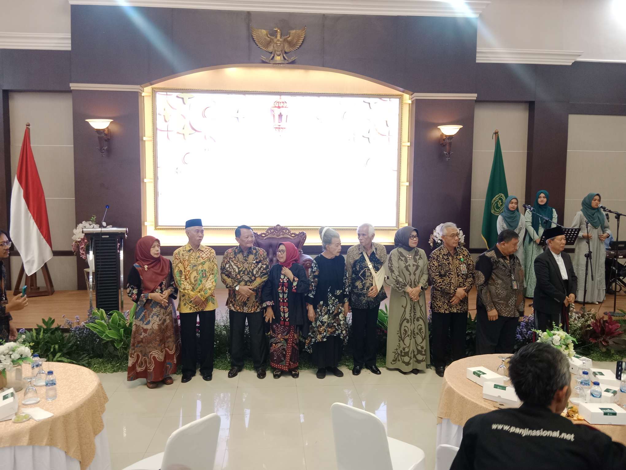 Foto: Suasana halal bihalal keluarga besar Pengadilan Tinggi Surabaya pasca Idul Fitri 2026 dengan jajaran pimpinan dan pegawai peradilan Jawa Timur