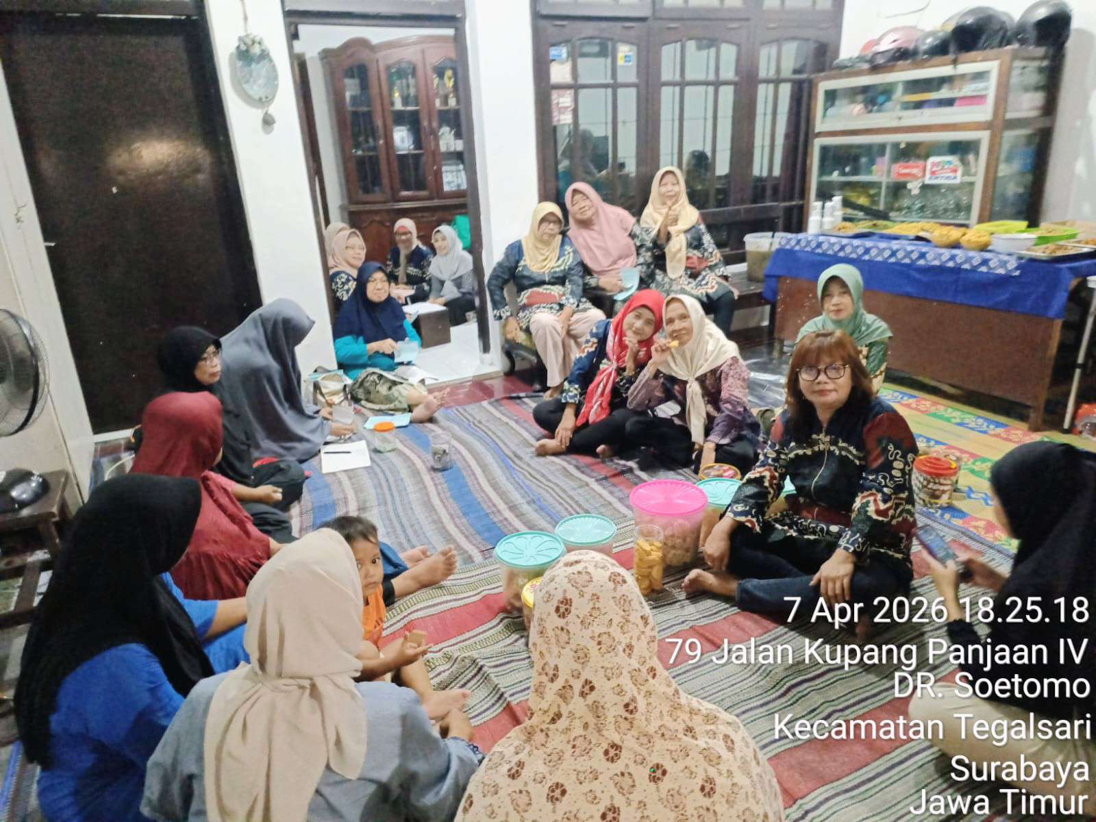 Foto: Warga Kupang Panjaan RT 03 Surabaya menggelar halal bihalal dengan suasana kebersamaan dan sajian makanan tradisional