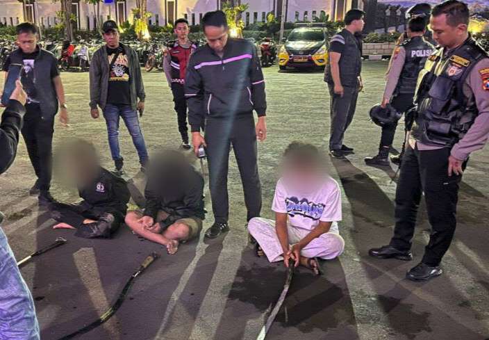 Polisi mengamankan pelaku tawuran gangster di Surabaya saat patroli dini hari