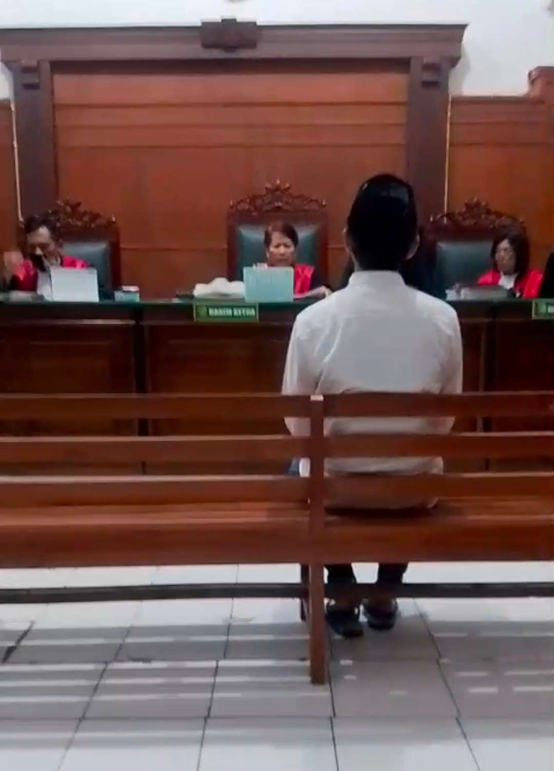 Foto: Sidang kasus pencurian kabel Telkom di Pengadilan Negeri Surabaya dengan terdakwa Choirul Amin saat pembacaan tuntutan JPU