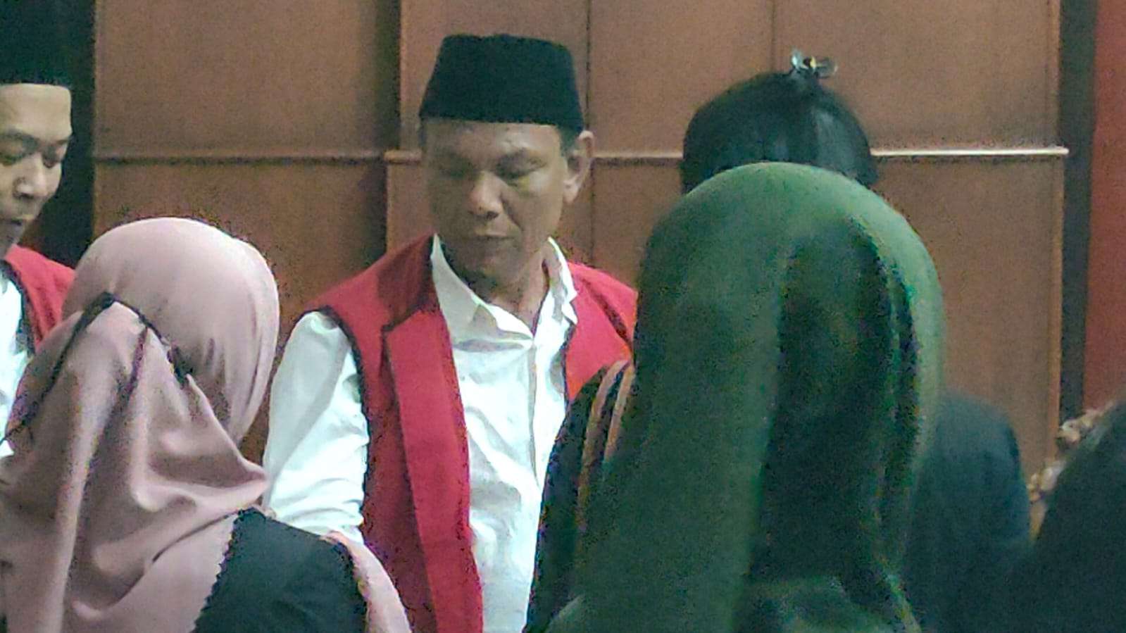 Foto: Terdakwa Moh Saleh saat menjalani sidang di pengadilan negeri Surabaya