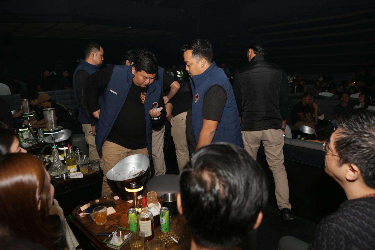 Foto: Petugas Polda Jatim melakukan tes urine pengunjung tempat hiburan malam di Surabaya