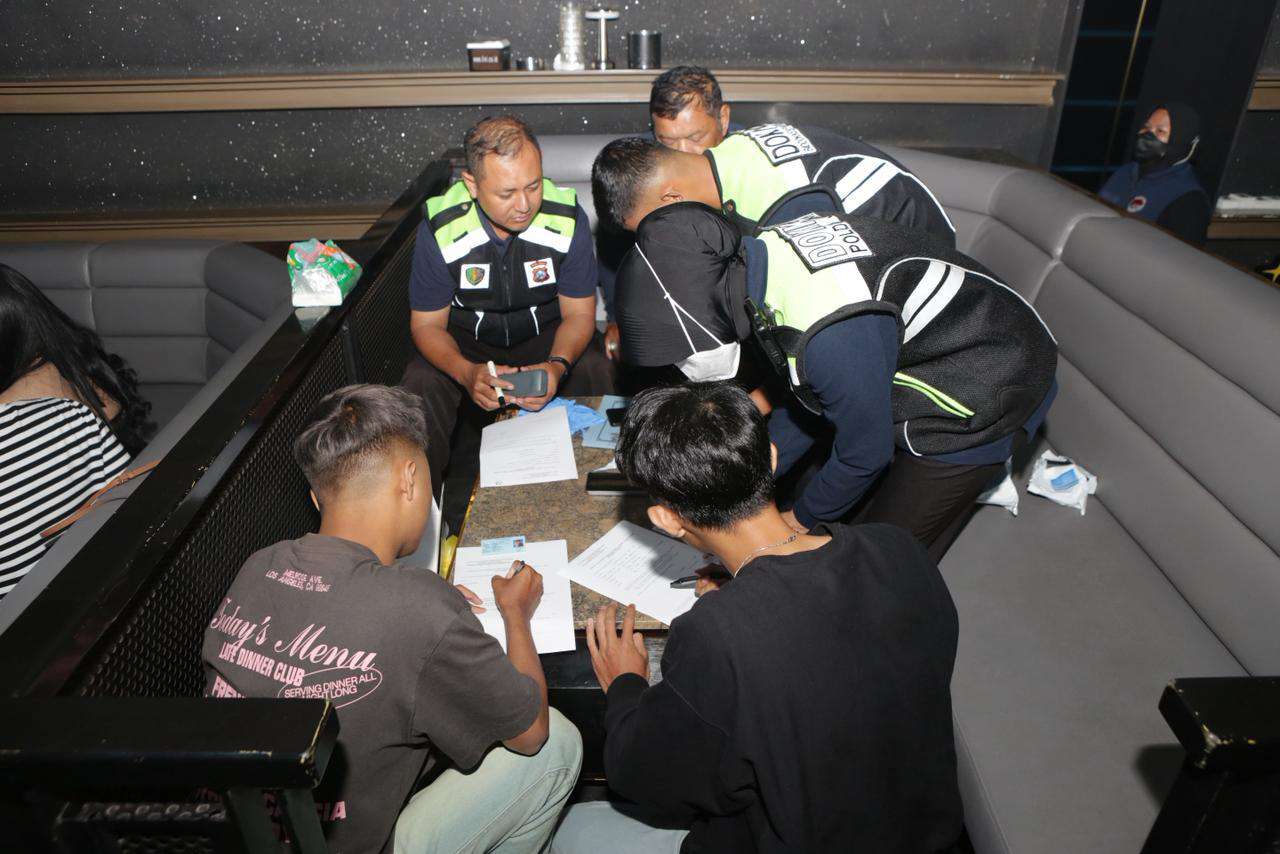 Foto: Petugas Polda Jatim melakukan tes urine pengunjung tempat hiburan malam di Surabaya