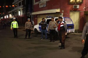 Malam Minggu Kondusif, Polres Tanjung Perak Gelar Patroli Cipkon Skala Besar