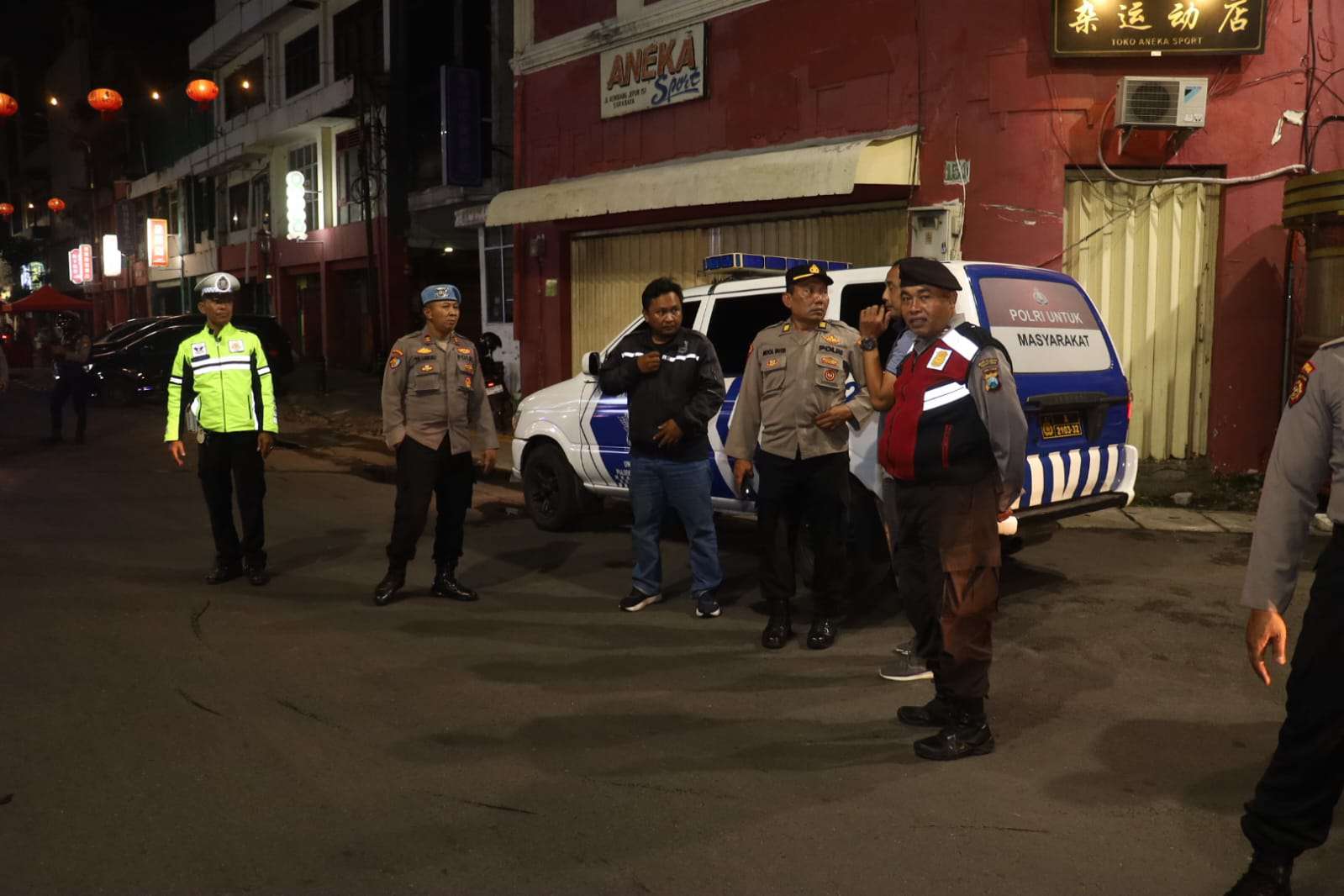 Foto: Petugas Polres Tanjung Perak melakukan patroli malam untuk menjaga keamanan kawasan pelabuhan