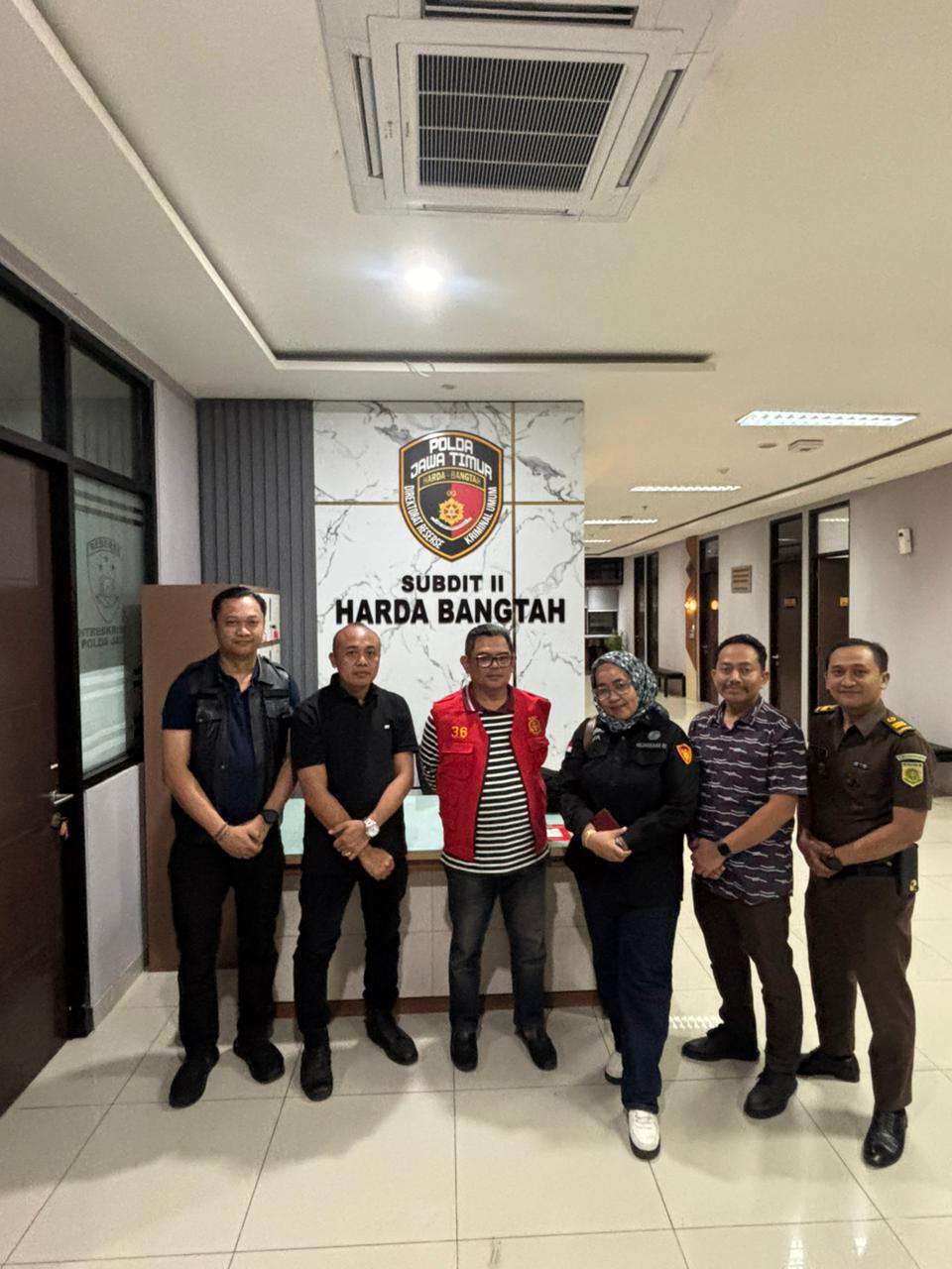 Foto: Petugas Kejari Surabaya mengamankan notaris DPO Lutfi Afandi di kawasan Tanjung Perak sebelum dibawa ke Rutan Medaen