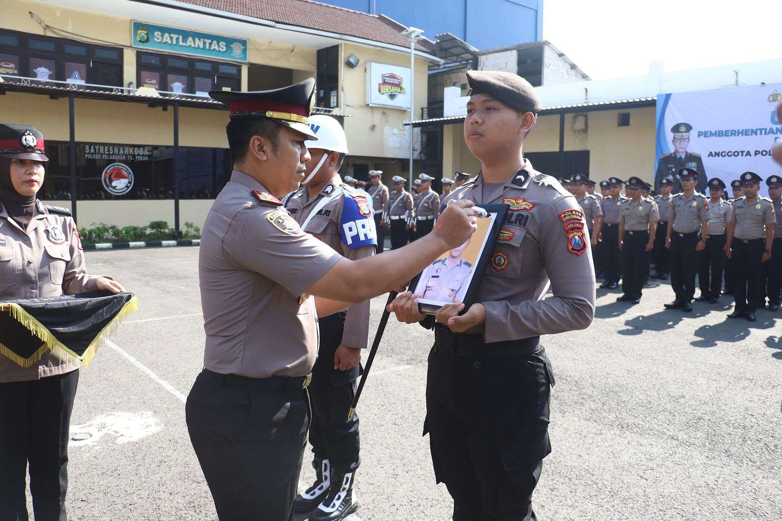 Foto: Upacara PTDH anggota Polres Pelabuhan Tanjung Perak dipimpin Kapolres AKBP Wahyu Hidayat di Lapangan Mako Surabaya