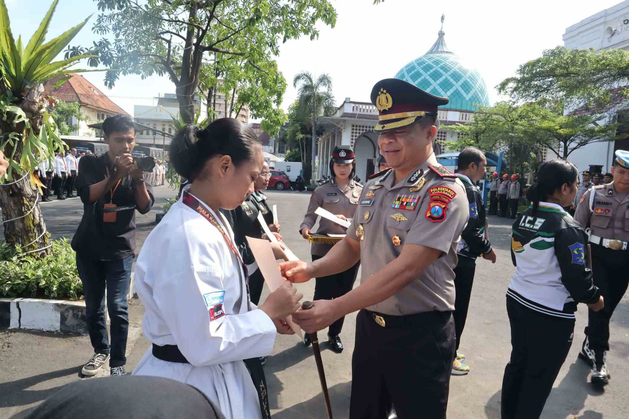 Foto: Kapolrestabes Surabaya memberikan penghargaan kepada atlet karate peraih medali Kejurda INKANAS Piala Kapolda Jawa Timur 2026