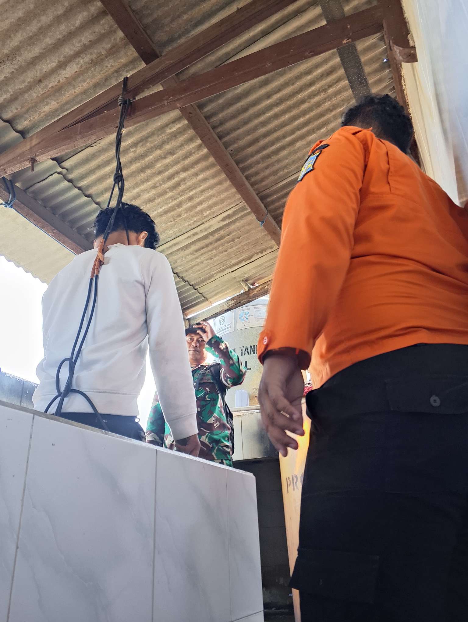 Foto: Petugas mengevakuasi jenazah pria yang ditemukan gantung diri di penginapan kawasan Gunung Sari Surabaya