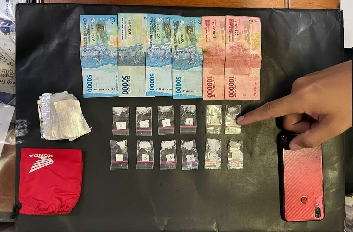 Foto: Petugas Polres Malang menunjukkan barang bukti 12 paket sabu hasil penangkapan pengedar di Ampelgading