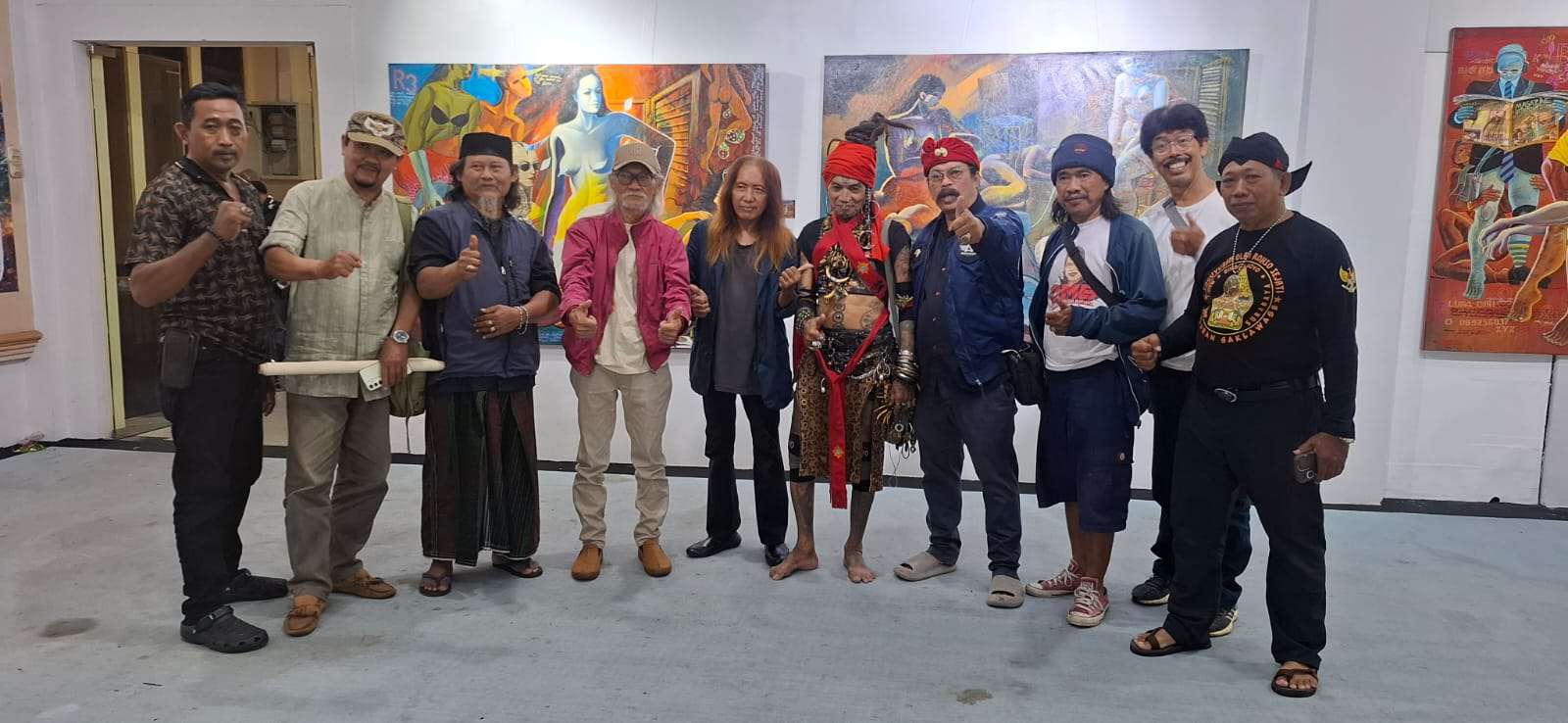 Foto: Lukisan tubuh spiritual karya Welldo Wnophringgo dipamerkan di Galeri Prabangkara Surabaya