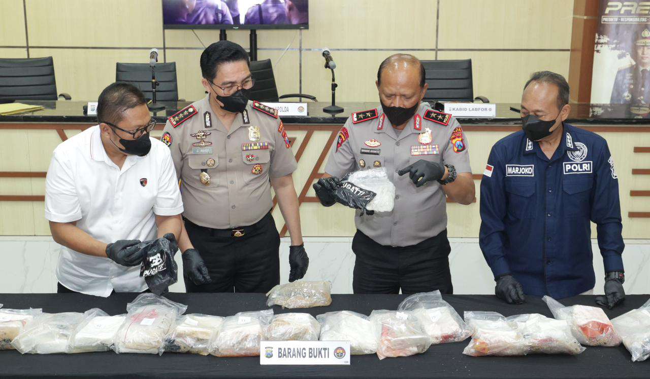 Foto: Barang bukti kokain 27 kilogram yang ditemukan di Pantai Giligenting Sumenep oleh polisi