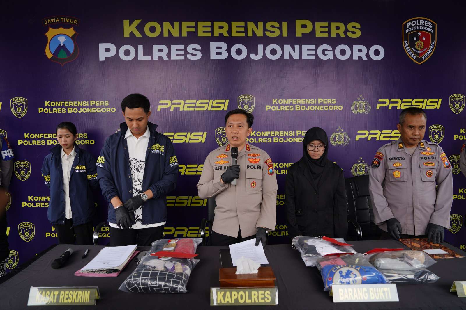 Foto: Polres Bojonegoro saat konferensi pers pengungkapan kasus curanmor dan penangkapan dua pelaku di Mapolres.
