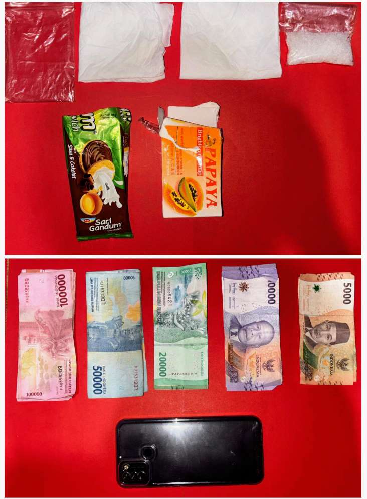 Foto: Petugas Satresnarkoba Polres Mojokerto menunjukkan barang bukti sabu seberat 17,69 gram hasil penggerebekan di Pulorejo