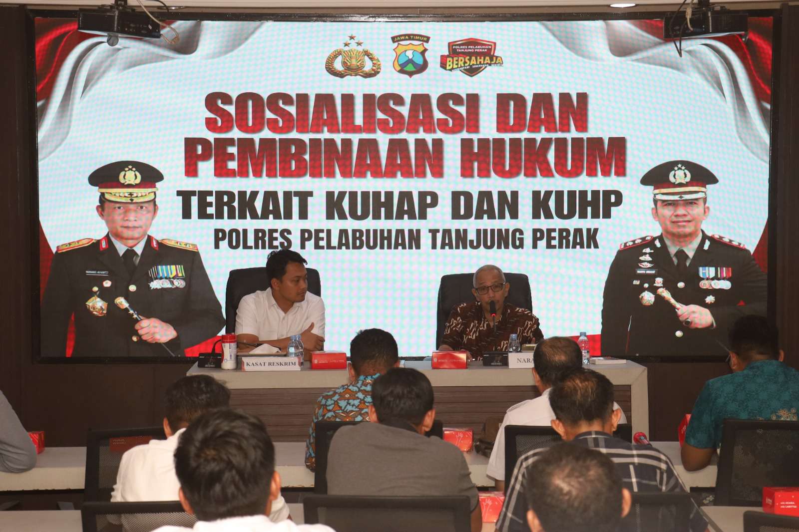 Foto: Kegiatan sosialisasi KUHP dan KUHAP di Aula Polres Pelabuhan Tanjung Perak bersama akademisi Unair