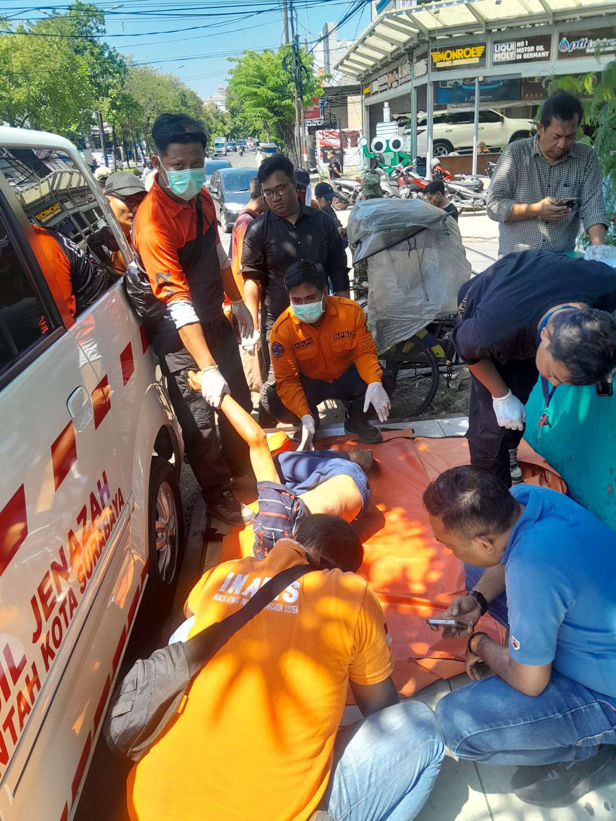 Foto: Petugas gabungan evakuasi jenazah lansia di kawasan Kalibokor Gubeng Surabaya