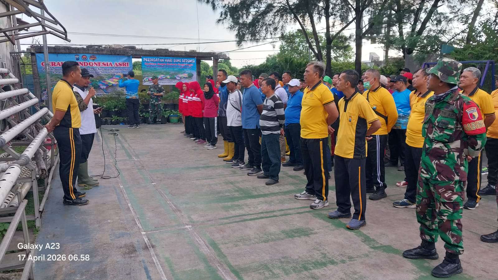 Foto: Petugas gabungan tiga pilar Asemrowo melakukan aksi bersih sampah di Kampung Warna-Warni dan kawasan pesisir Shontoh Laut Surabaya dalam rangka Hari Bumi 2026