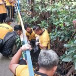 Aksi Hari Bumi, Tiga Pilar Asemrowo Bersihkan Kampung Warna-Warni dan Shontoh Laut