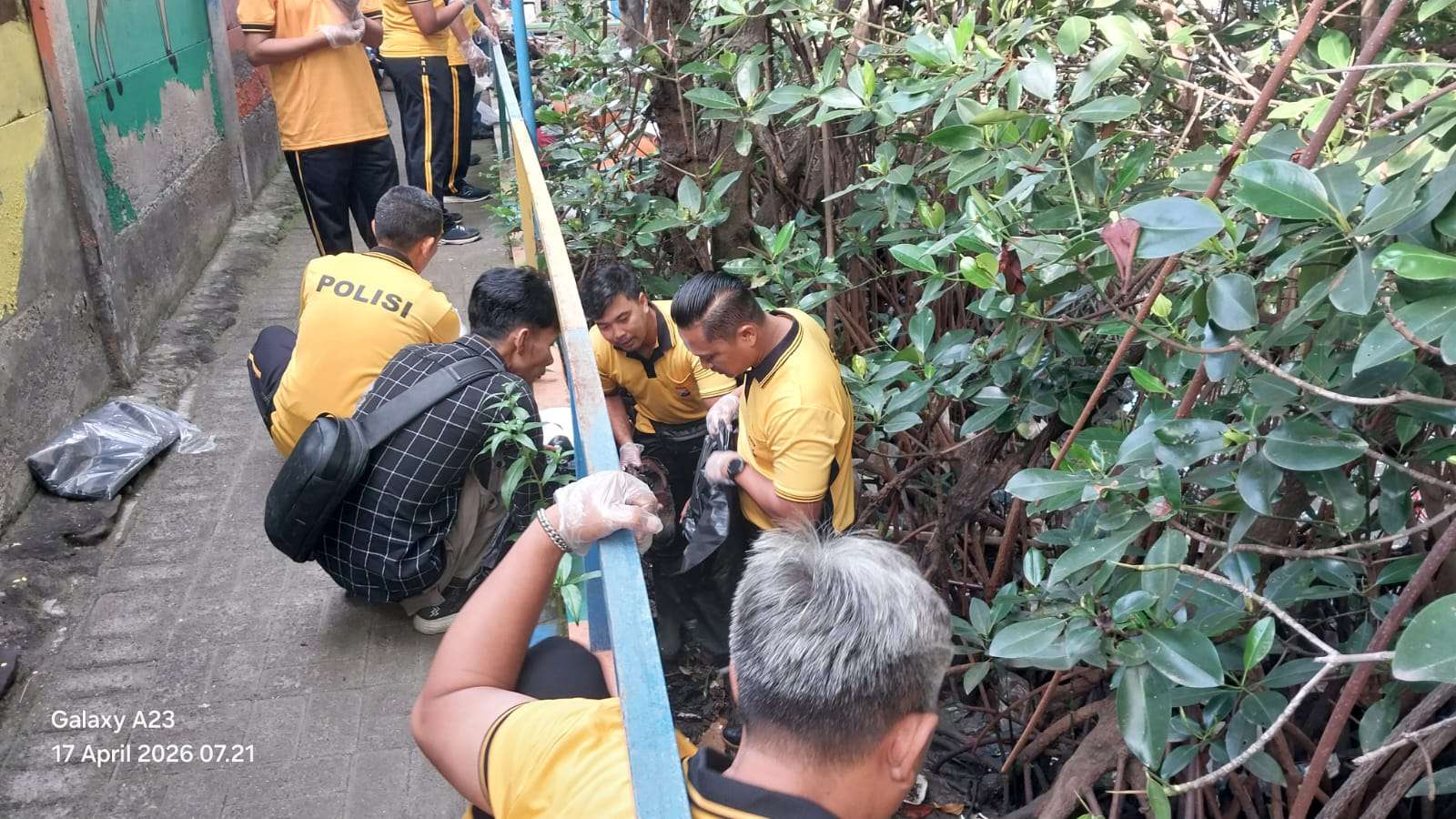 Foto: Petugas gabungan tiga pilar Asemrowo melakukan aksi bersih sampah di Kampung Warna-Warni dan kawasan pesisir Shontoh Laut Surabaya dalam rangka Hari Bumi 2026