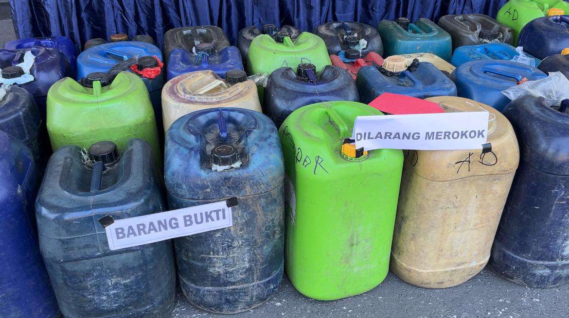 Foto: Petugas Polres Bondowoso menunjukkan barang bukti BBM Pertalite hasil pengungkapan kasus penyalahgunaan distribusi subsidi