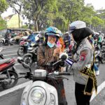 Polwan Satlantas Surabaya Tebar Cokelat dan Helm di Hari Kartini